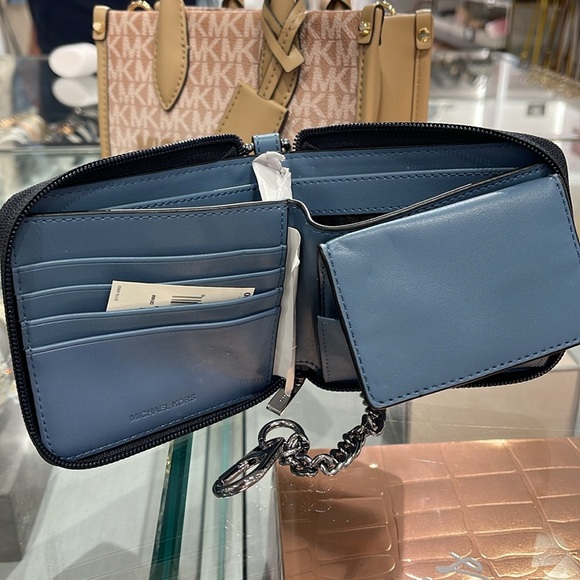 Michael Kors COOPER
3654LPCF5B
ZIP BILLFOLD WITH CHAIN
DENIM - Picture 14 of 16